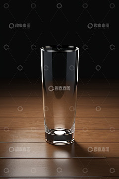 木质桌面上的透明玻璃杯