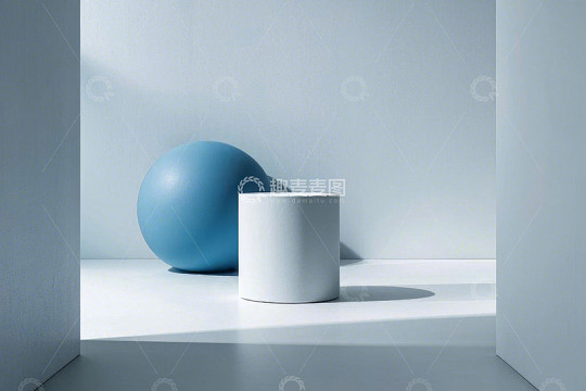 简约空间中的球体与圆柱体