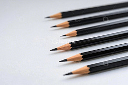 整齐排列的黑色铅笔