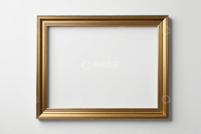 金色画框挂于白色墙面