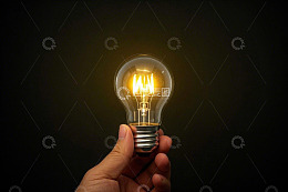 手持发光灯泡特写