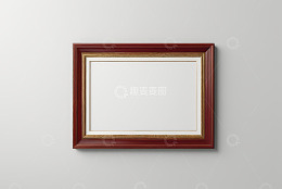 墙上挂着的红色装饰画框架