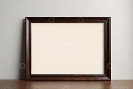 靠墙放置的深色木质相框