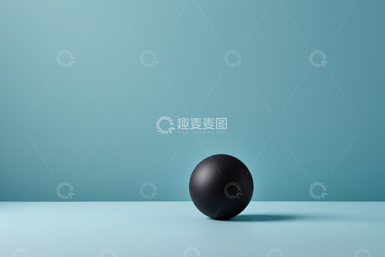 蓝色背景下的黑色球体