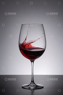 高脚杯中的红色葡萄酒