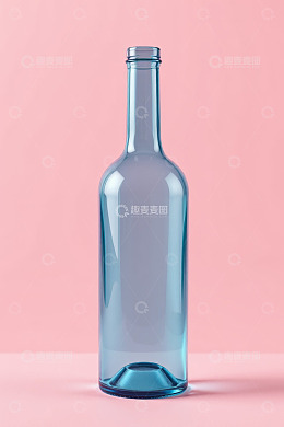 粉色背景下的蓝色玻璃酒瓶