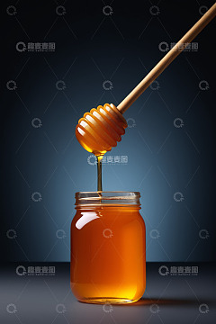 蜂蜜从木勺滴入玻璃罐