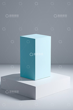 浅蓝色立方体置于白色平台