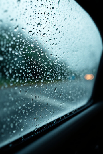 车内视角看车窗外雨滴景象