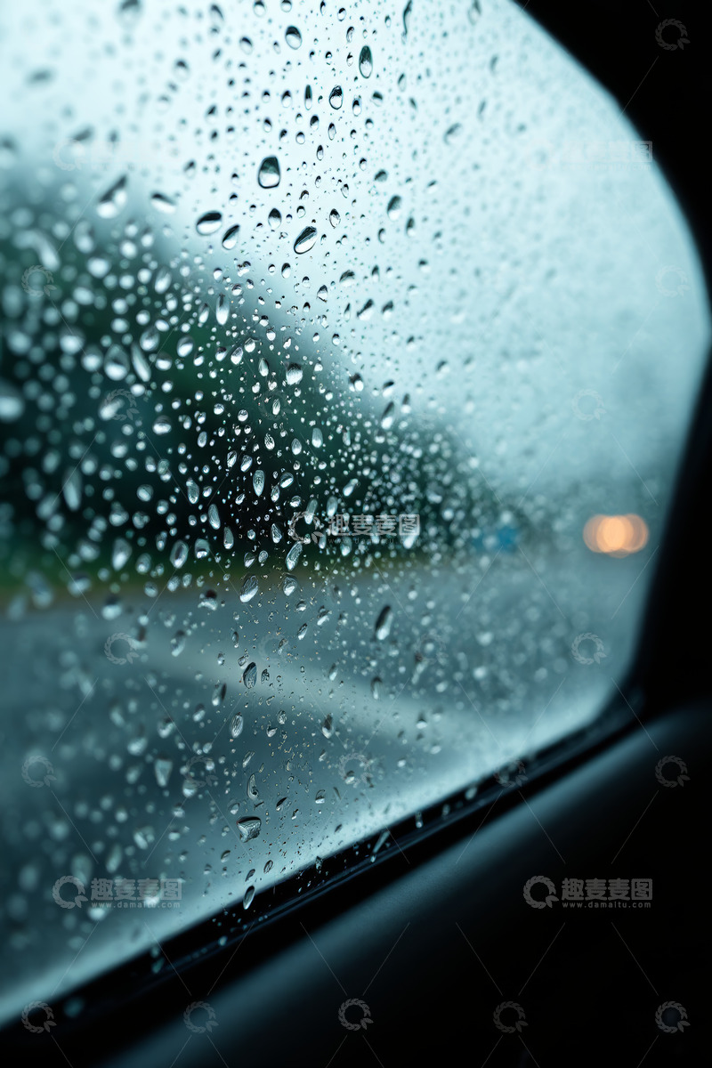 高清大图下载【趣麦麦图】-车内视角看车窗外雨滴景象