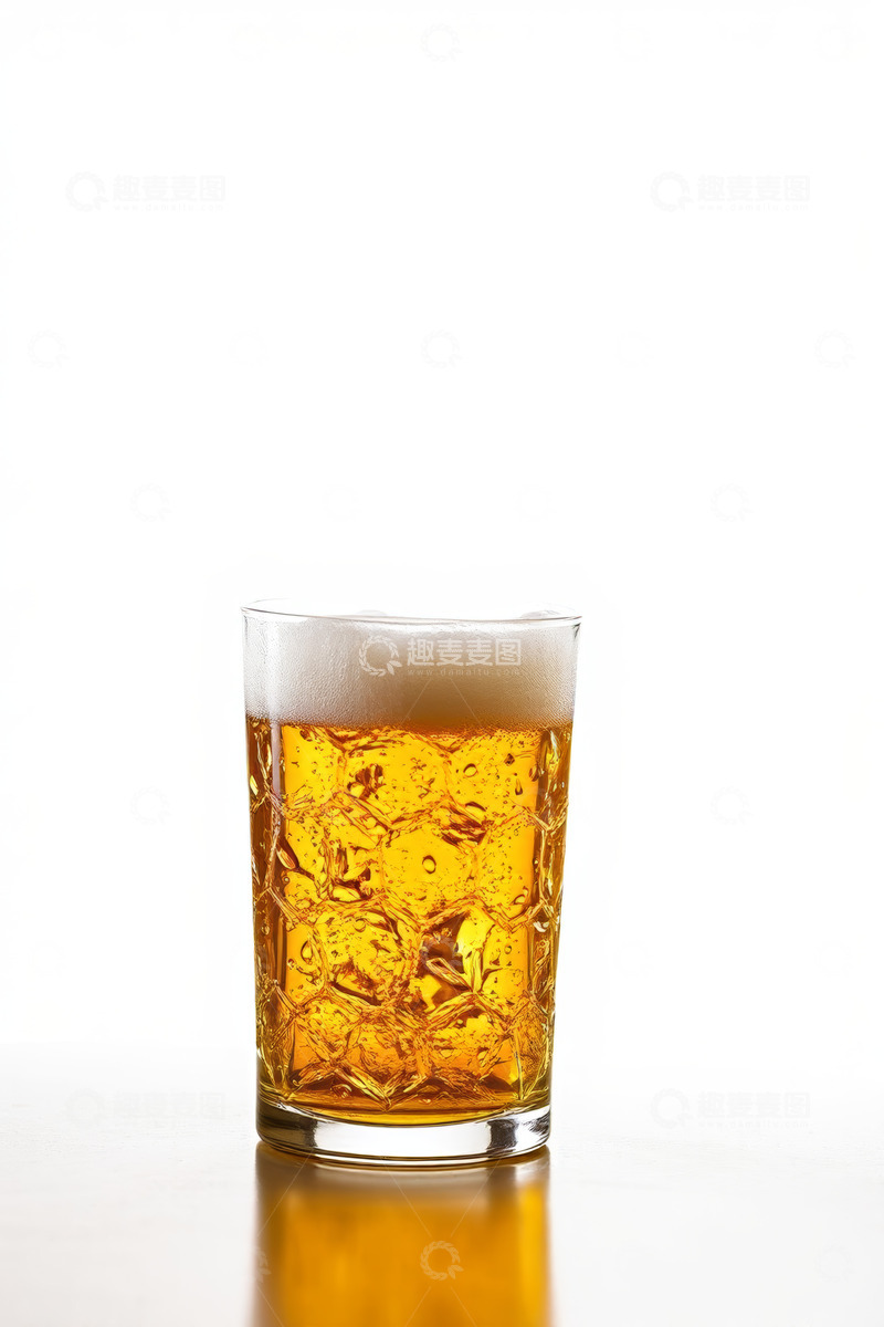 高清大图下载【趣麦麦图】玻璃杯装泡沫丰富的啤酒