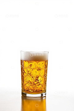 玻璃杯装泡沫丰富的啤酒