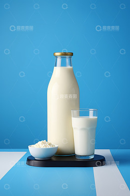蓝色背景下瓶装牛奶与奶制品
