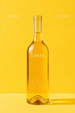 黄色背景下的透明玻璃瓶