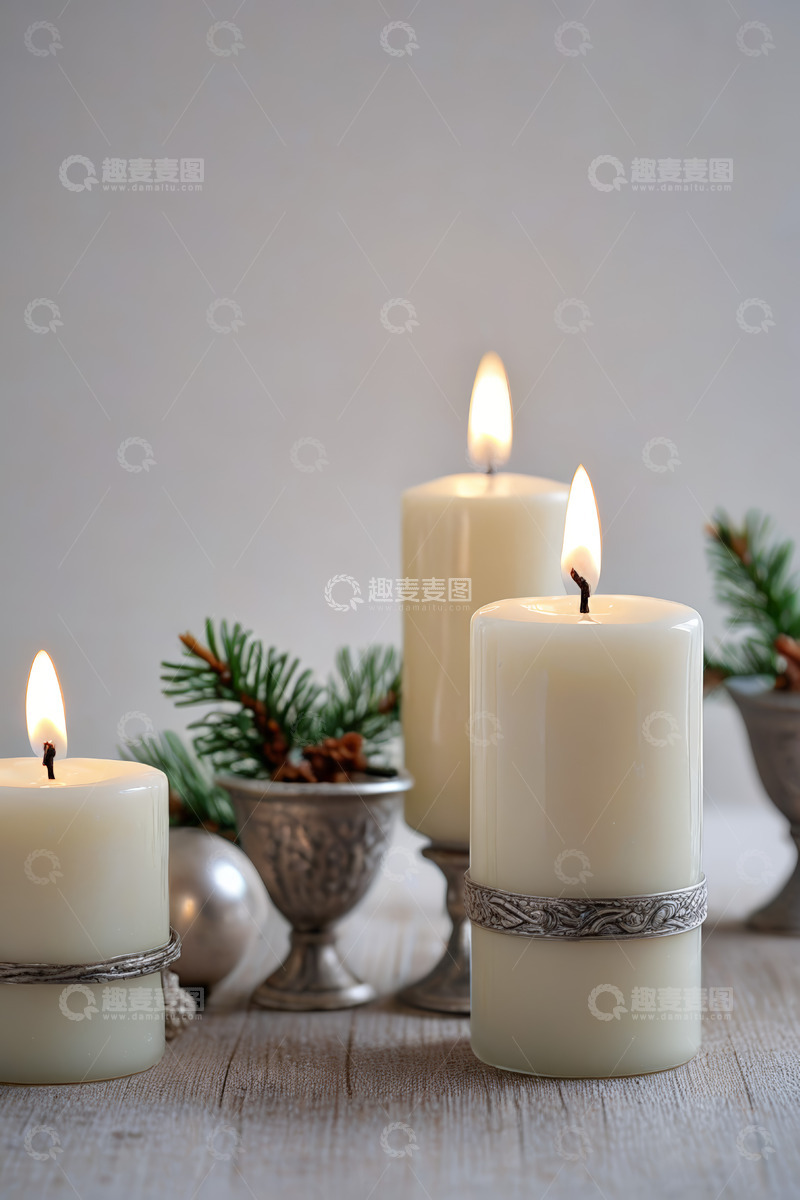 高清大图下载【趣麦麦图】燃烧的装饰蜡烛与松枝摆件