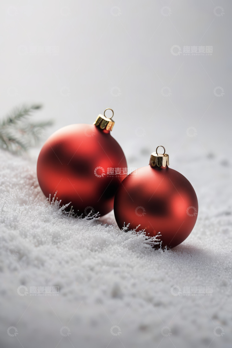 高清大图下载【趣麦麦图】红色圣诞球雪景特写