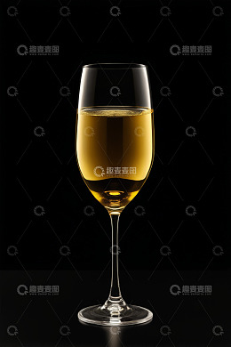 高脚杯中的黄色液体
