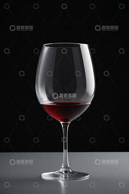 高脚杯中的红葡萄酒静物