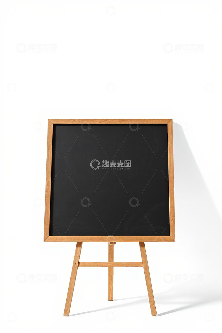 木质画架上的空白黑板