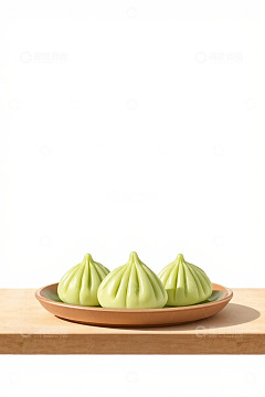木盘上的绿色包子特写