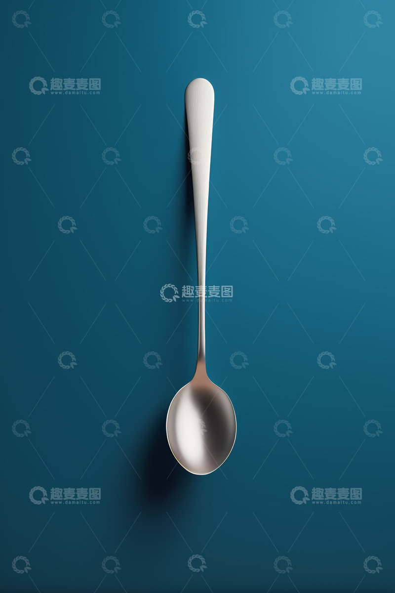 高清大图下载【趣麦麦图】蓝色背景下的金属勺子