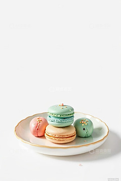 盘子里的多彩马卡龙