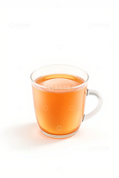 透明杯中装盛的橙色茶饮
