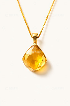 金色项链配黄色宝石吊坠