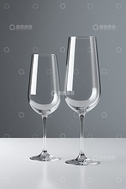 两个透明高脚玻璃酒杯