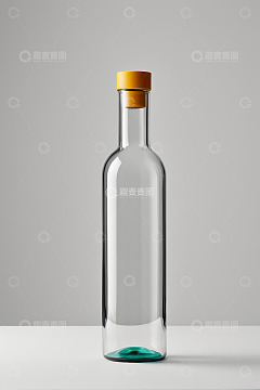 透明玻璃瓶带黄色瓶盖特写