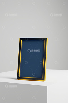 白色平台上的蓝底相框