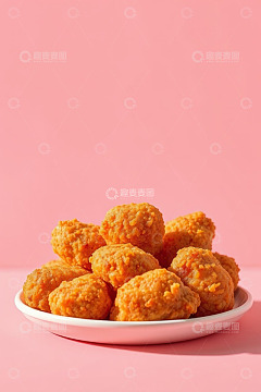 粉色背景盘中的油炸肉丸