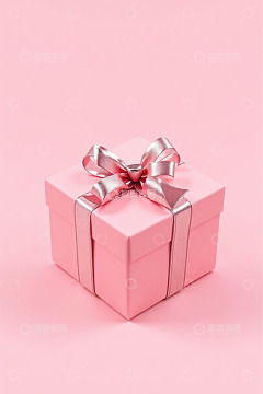 粉色礼品盒配银色蝴蝶结