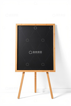 木质画架上的空白黑板