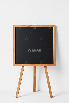 木质画架上的空白黑板