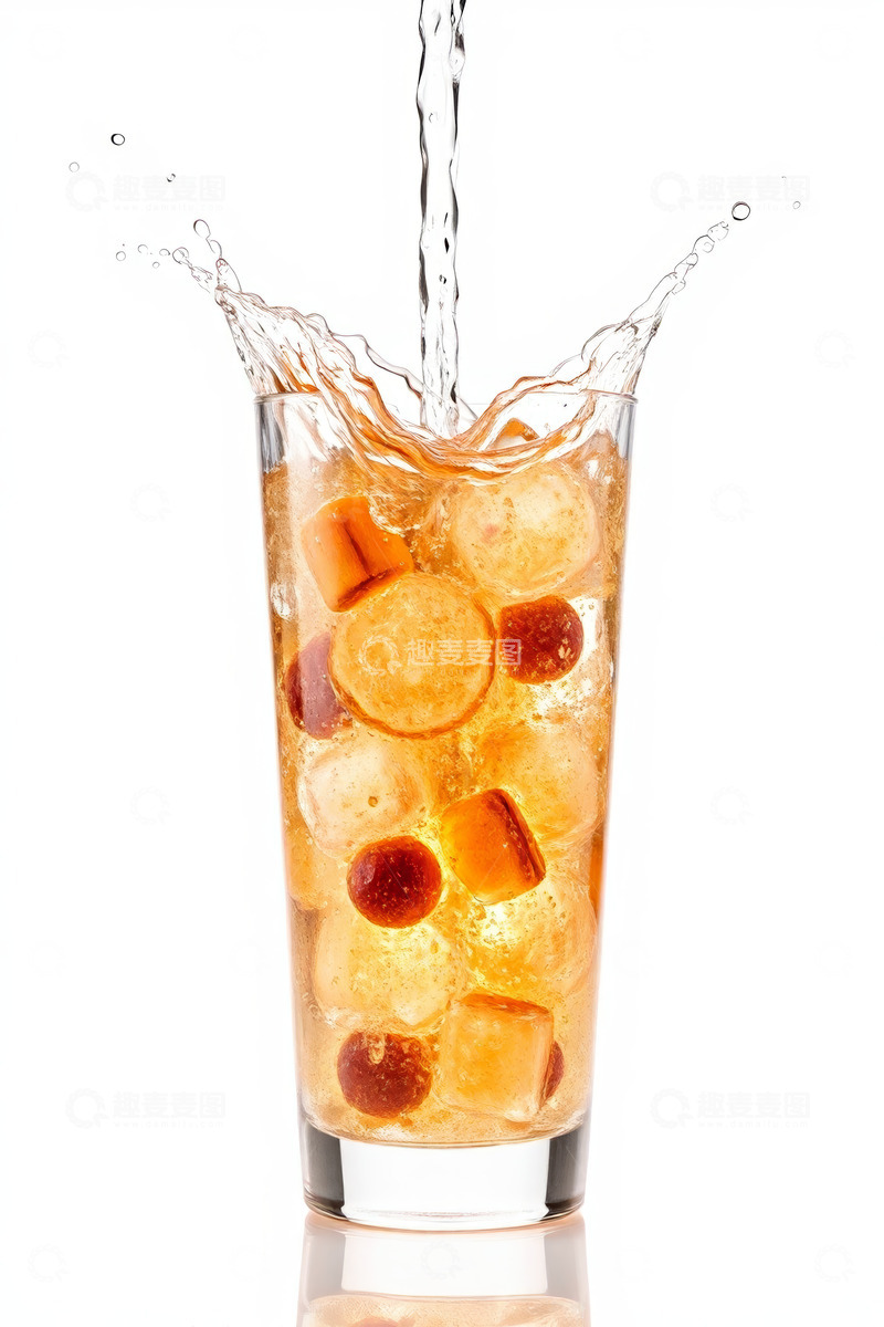 高清大图下载【趣麦麦图】果汁倒入玻璃杯带冰块画面