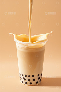 奶茶倒入珍珠奶茶杯场景