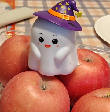 可爱幽灵与苹果卡通装饰