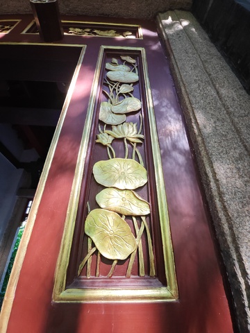 传统中式莲花木雕装饰