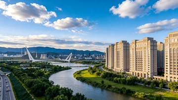 河湾楼群伴桥接远山