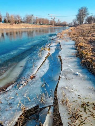 冬日河流冰层景观摄影