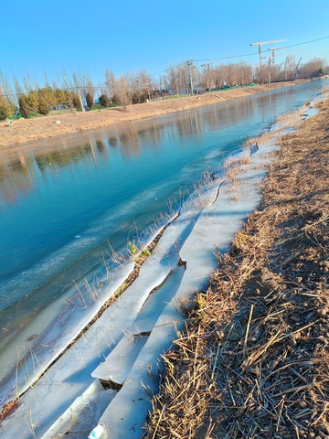 冬日河流冰封景象