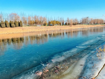 冬日河流冰封景观
