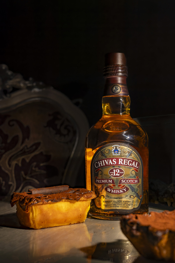 美味巧克力蛋糕和洋酒