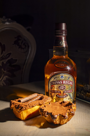 美味蛋糕与洋酒