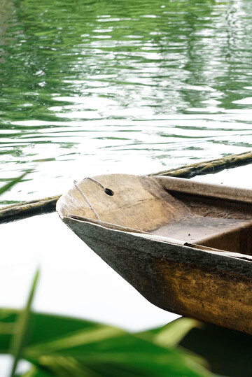 湖边木船静泊水波间