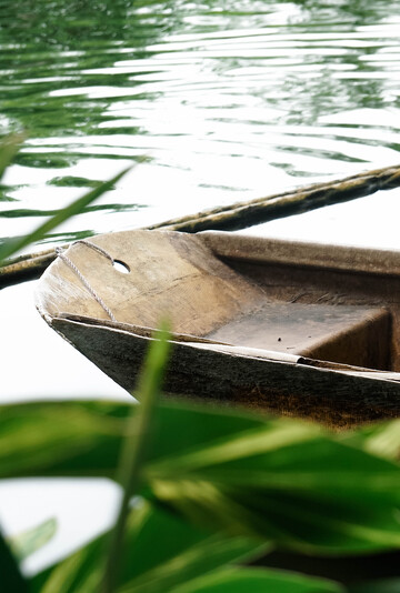 水边木船静泊湖畔景