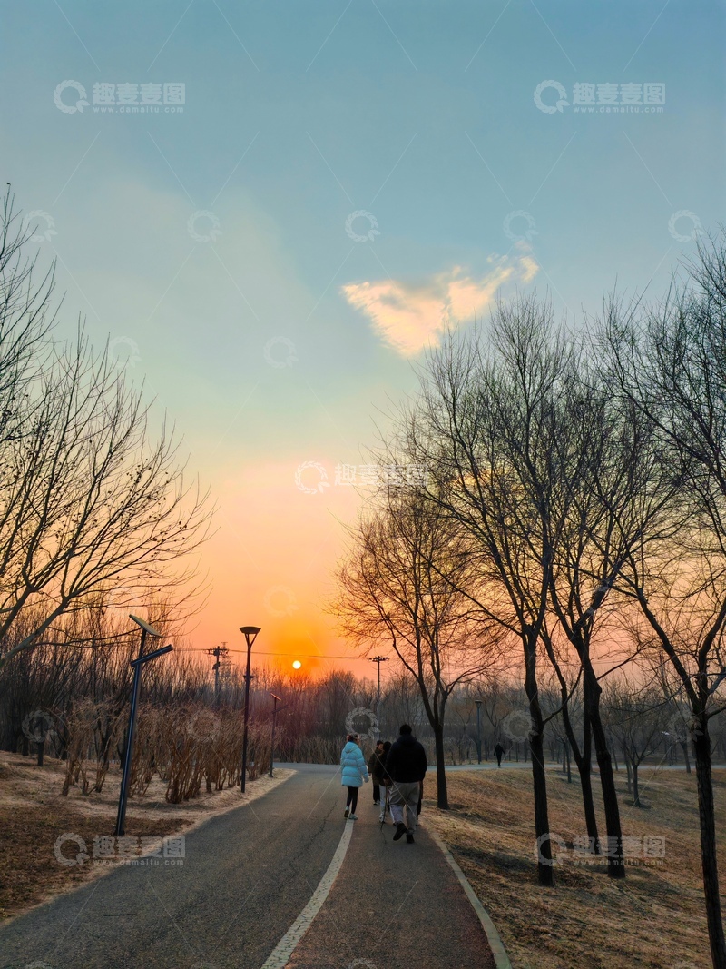 高清大图下载【趣麦麦图】-黄昏公园散步风景摄影