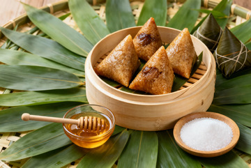 粽子蒸笼绿叶蜂蜜配料美食摄影