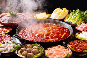 热气腾腾的火锅美食盛宴